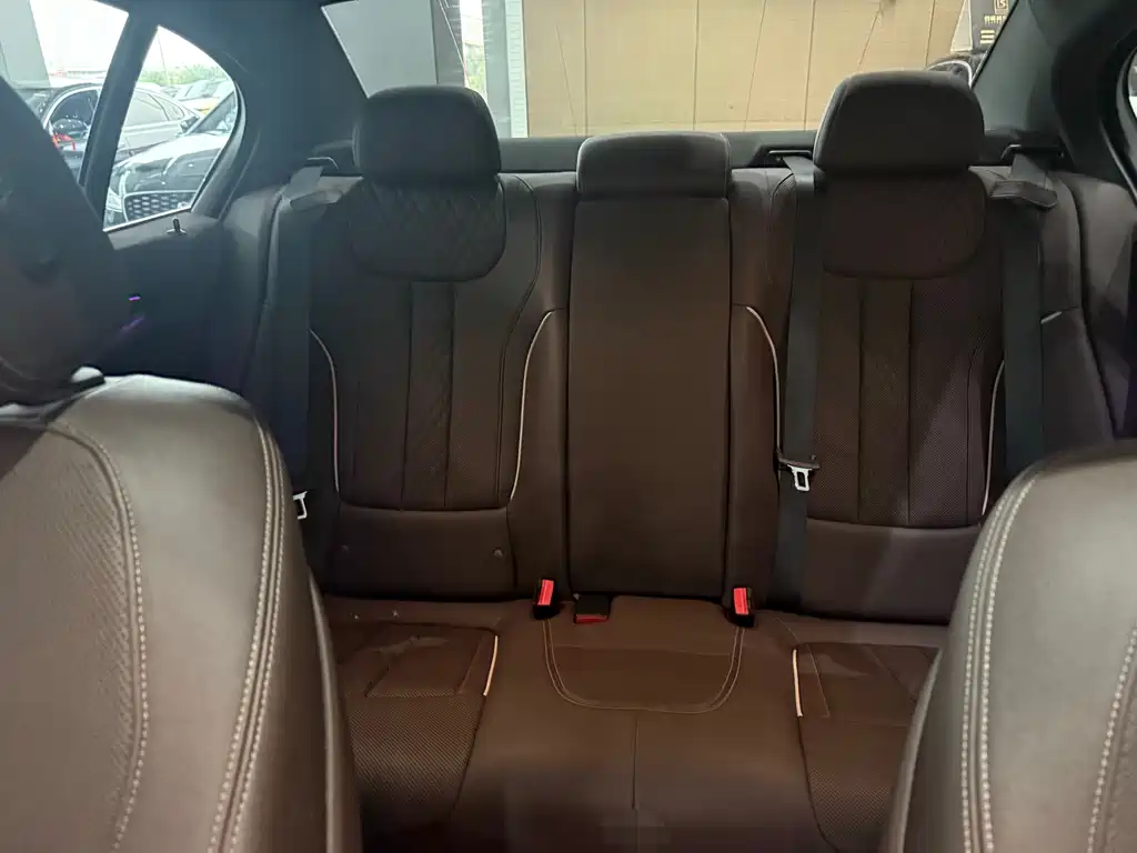 BMW 5 Series — миниатюра 6