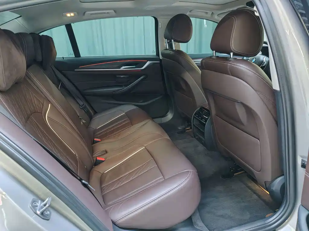BMW 5 Series — миниатюра 13