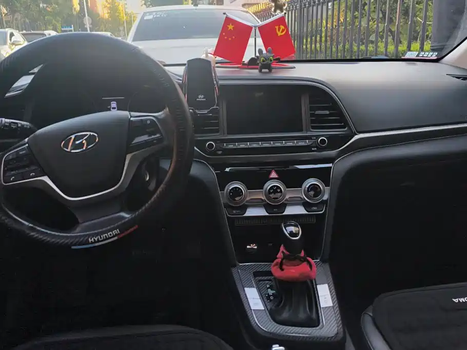 Hyundai Elantra — миниатюра 12