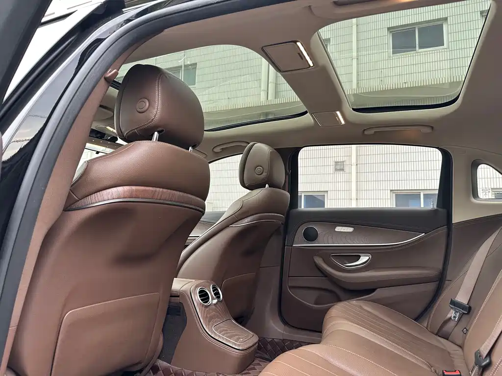 Mercedes-Benz E-Class — миниатюра 8
