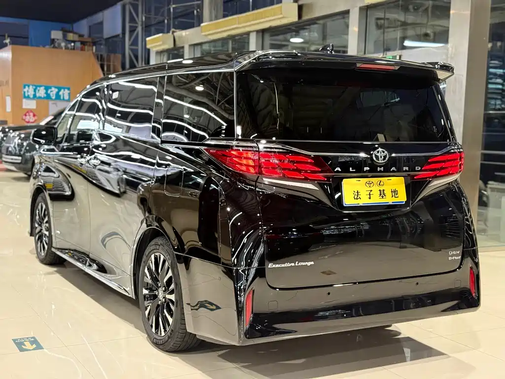 Toyota Alphard — миниатюра 25