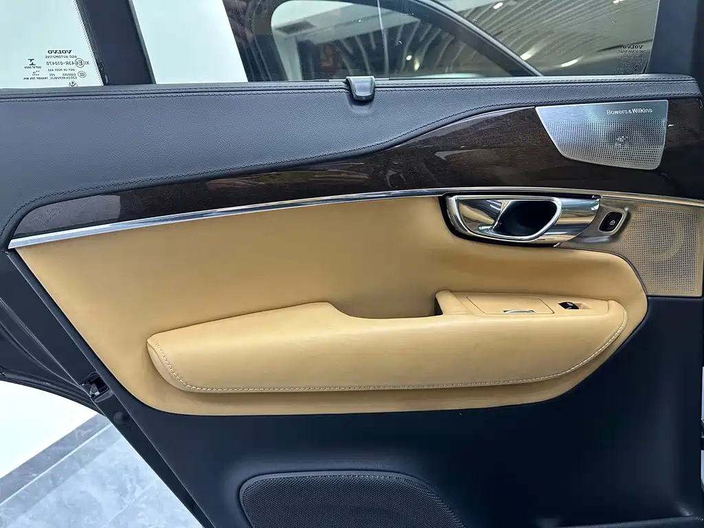 Volvo XC90 — миниатюра 25