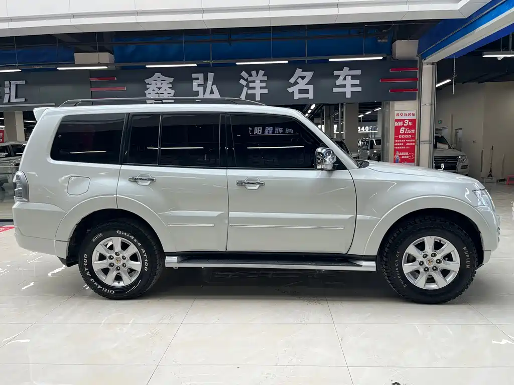 MITSUBISHI PAJERO