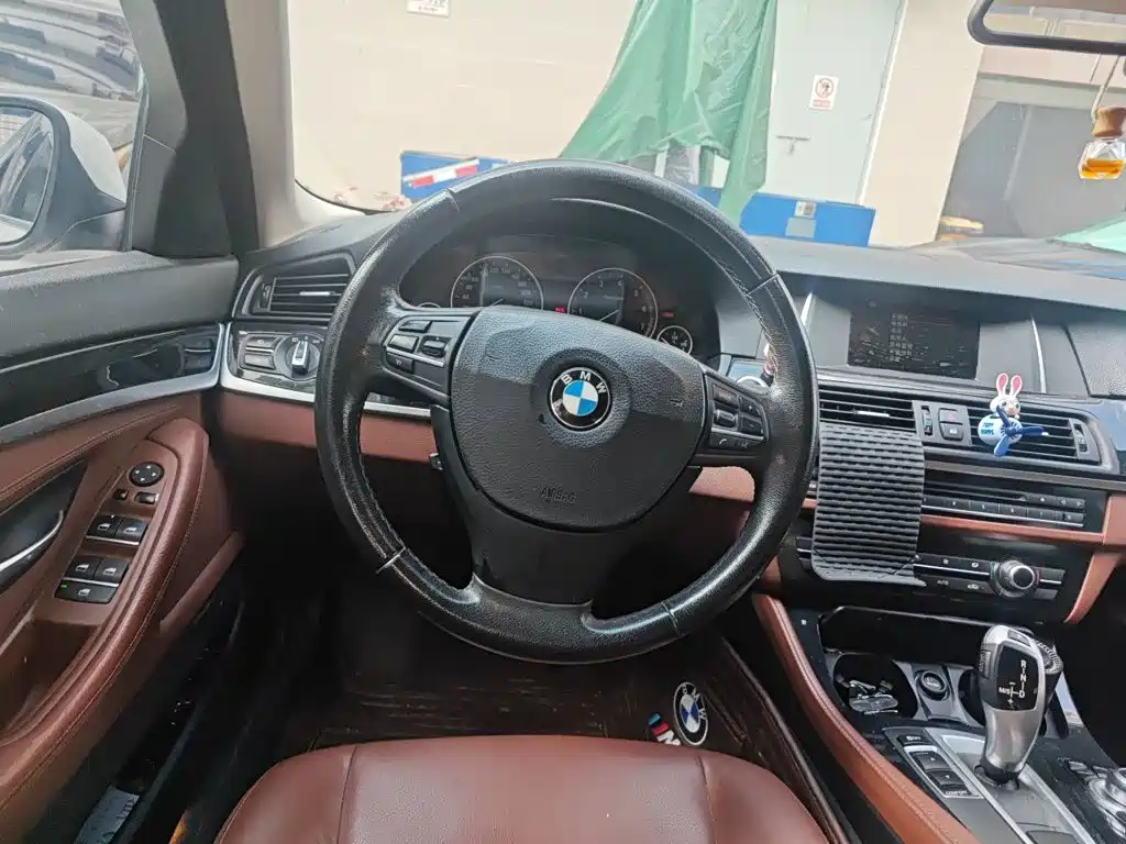 BMW 5 Series — миниатюра 6