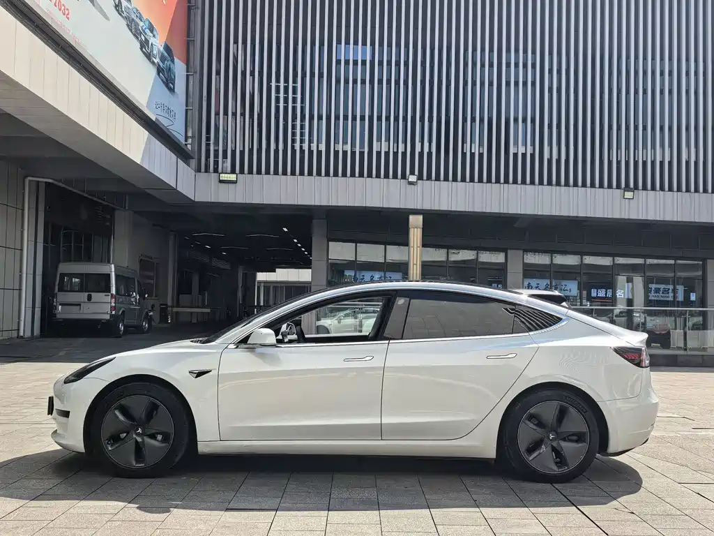 Tesla Model 3 — миниатюра 4
