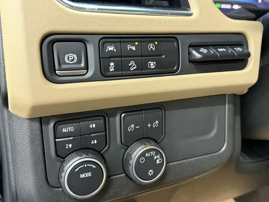 Chevrolet Suburban — миниатюра 17