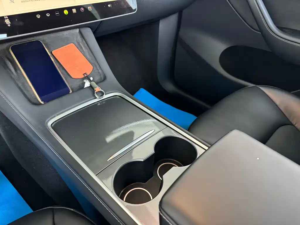 Tesla Model Y — миниатюра 10