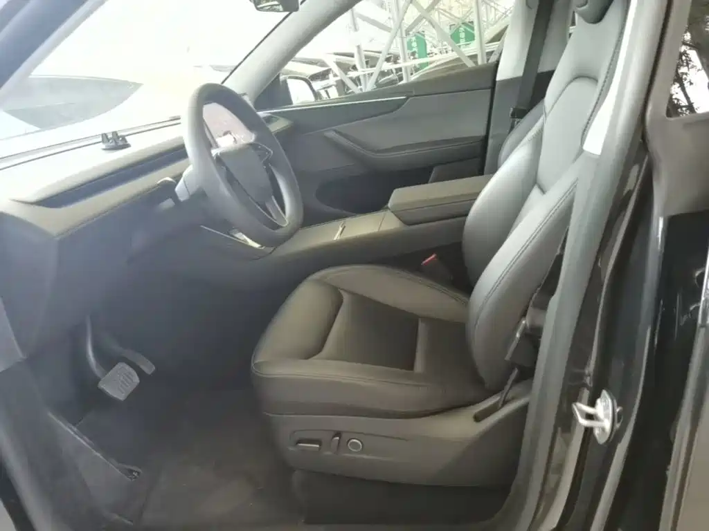 Tesla Model Y — миниатюра 15