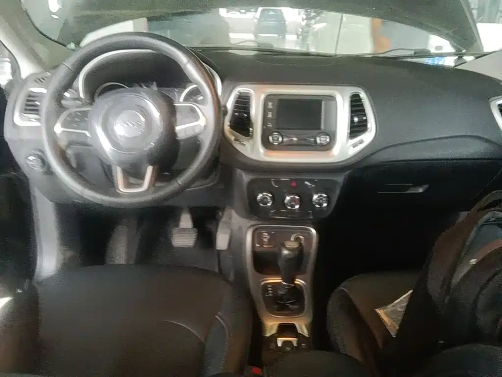 Jeep Compass — миниатюра 10