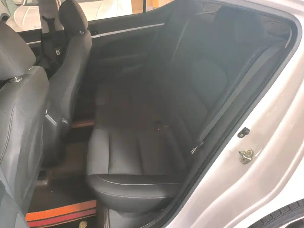 Hyundai Elantra — миниатюра 17