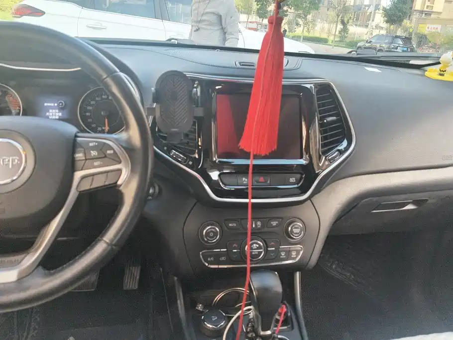 Jeep Cherokee — миниатюра 13