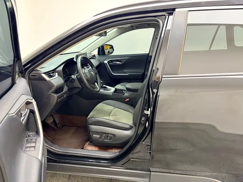 Toyota RAV4 — миниатюра 10