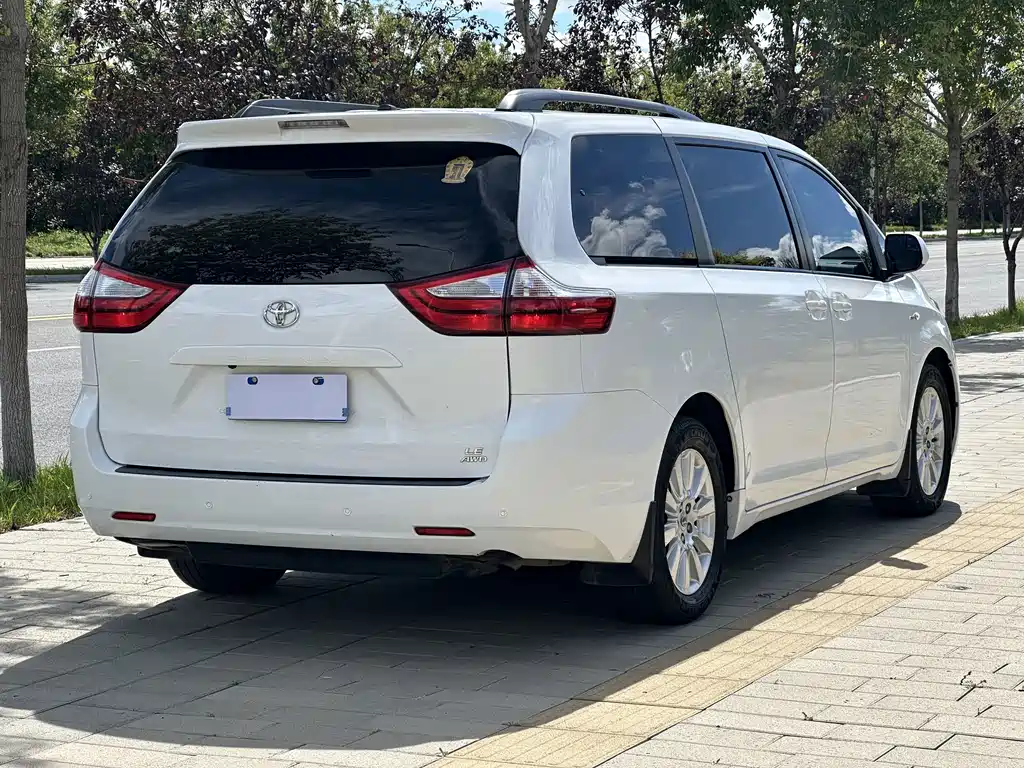 Toyota Sienna — миниатюра 6