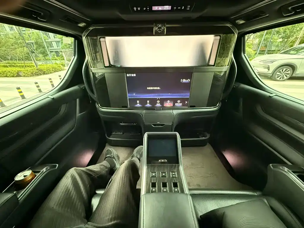 Lexus LM — миниатюра 5