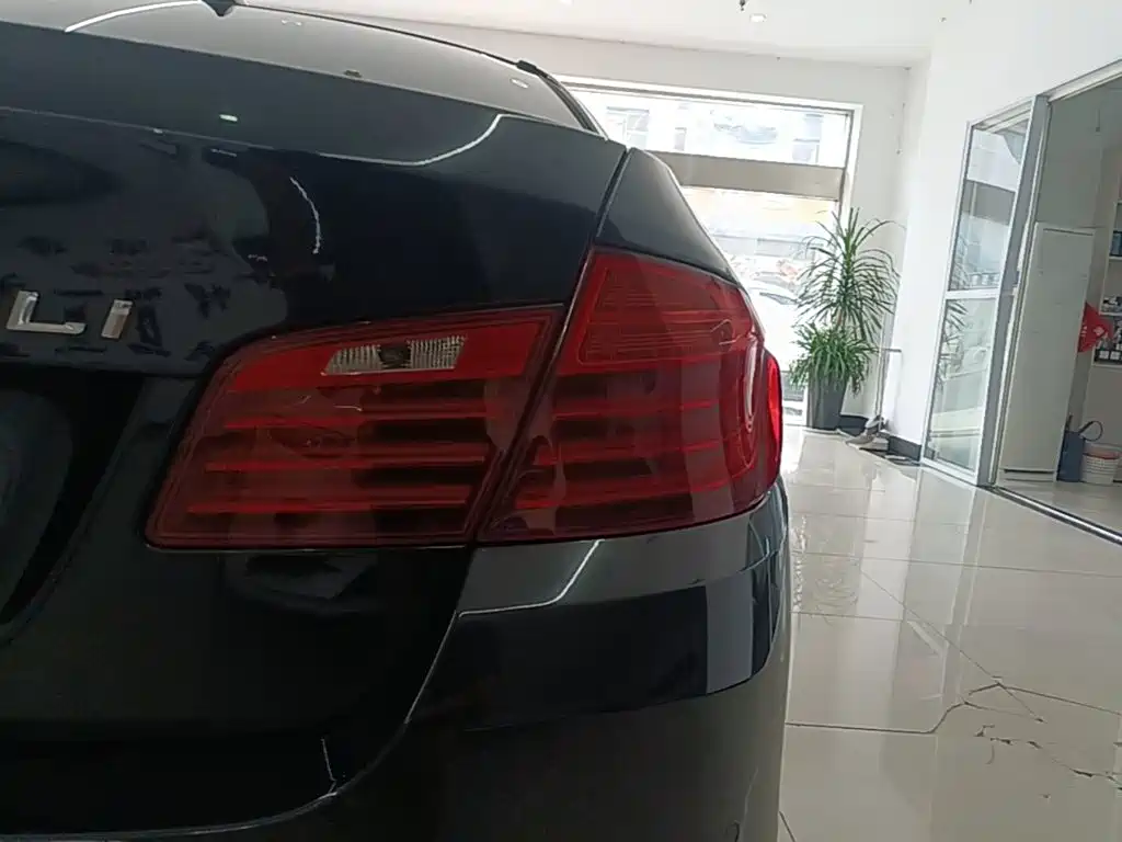BMW 5 Series — миниатюра 8