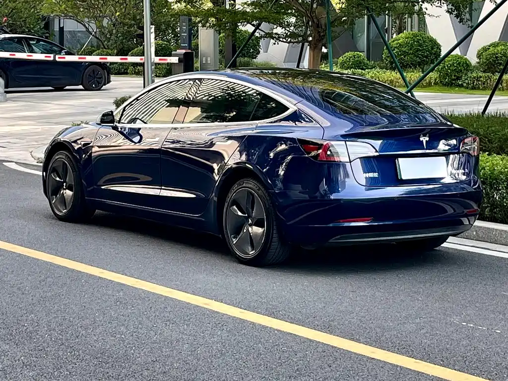 Tesla Model 3 — миниатюра 3