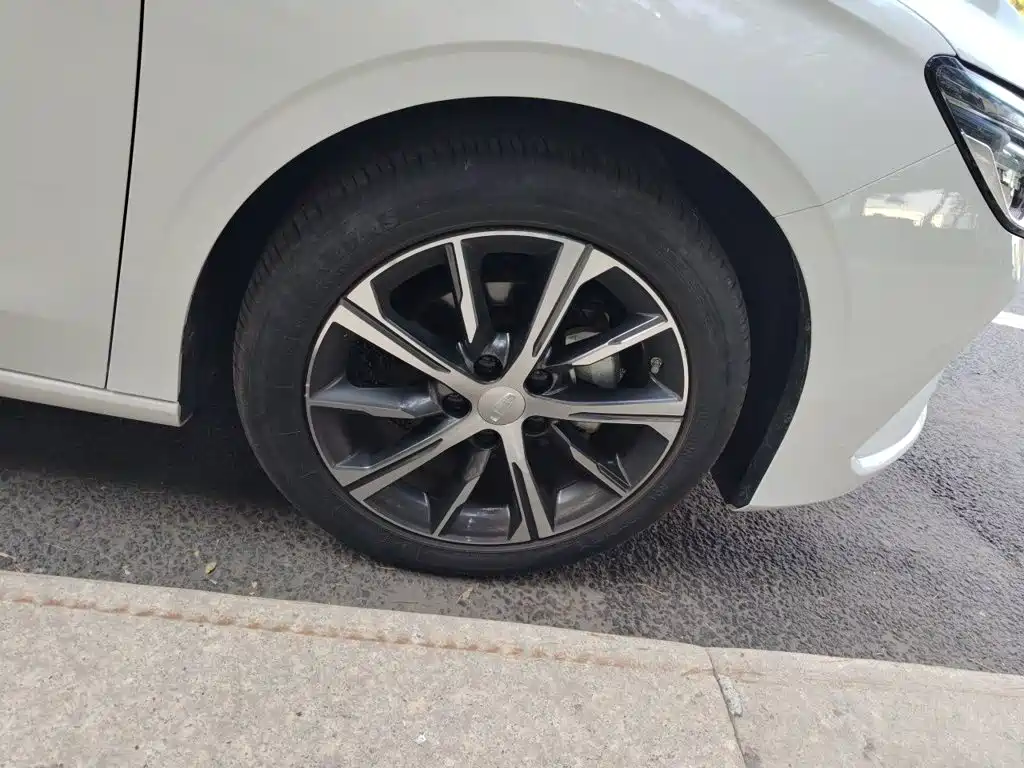Geely Emgrand — миниатюра 8