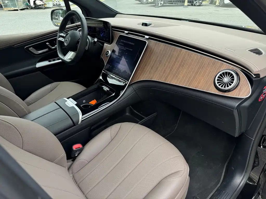 Mercedes-Benz EQE SUV — миниатюра 14