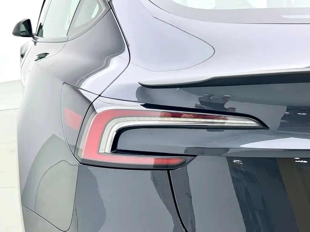 Tesla Model 3 — миниатюра 5