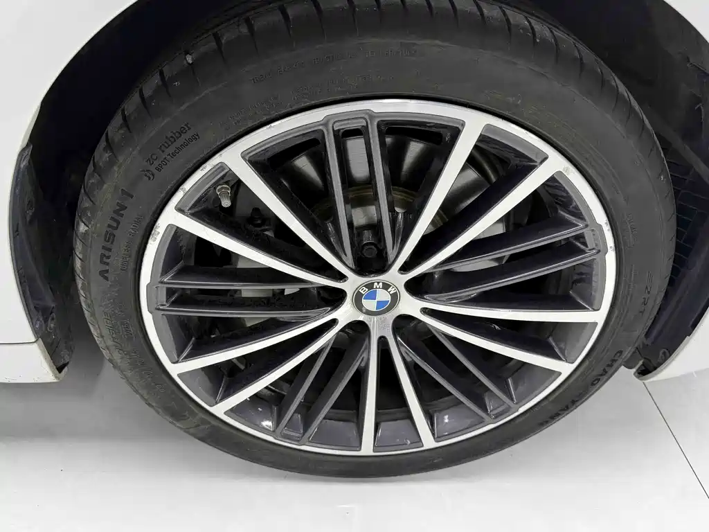BMW 5 Series — миниатюра 14