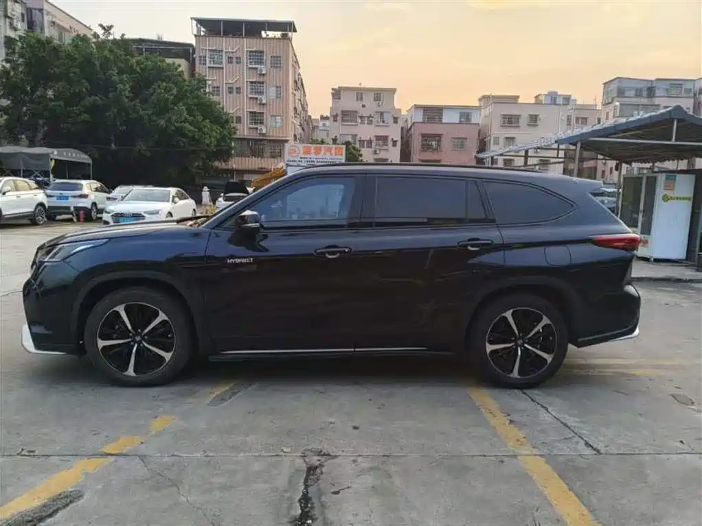 Toyota Crown Kluger — миниатюра 3