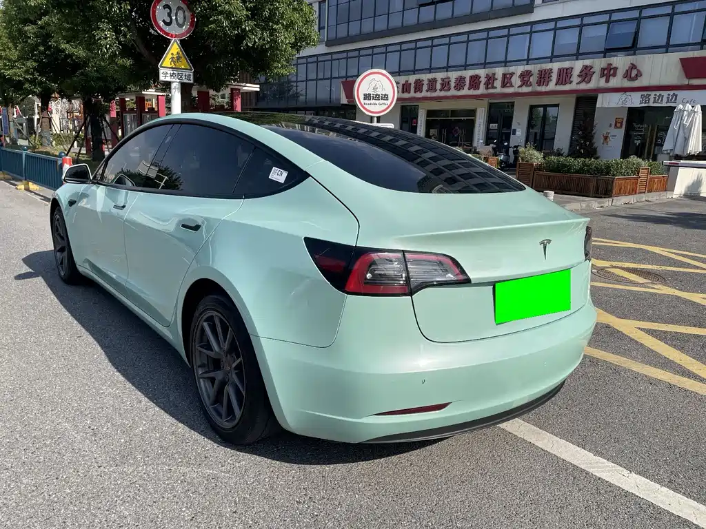 Tesla Model 3 — миниатюра 7