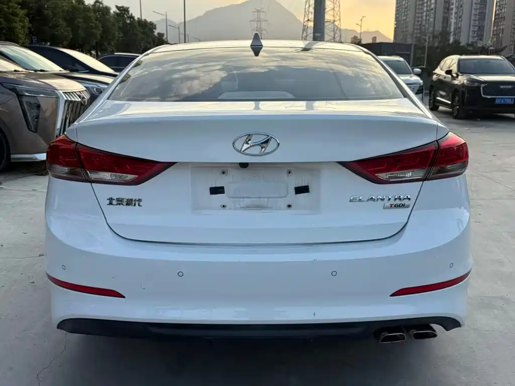 Hyundai Elantra — миниатюра 12