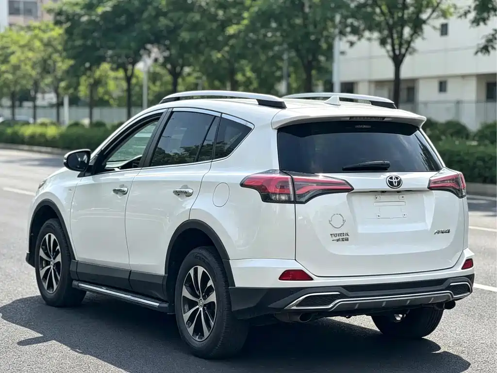 Toyota RAV4 — миниатюра 4