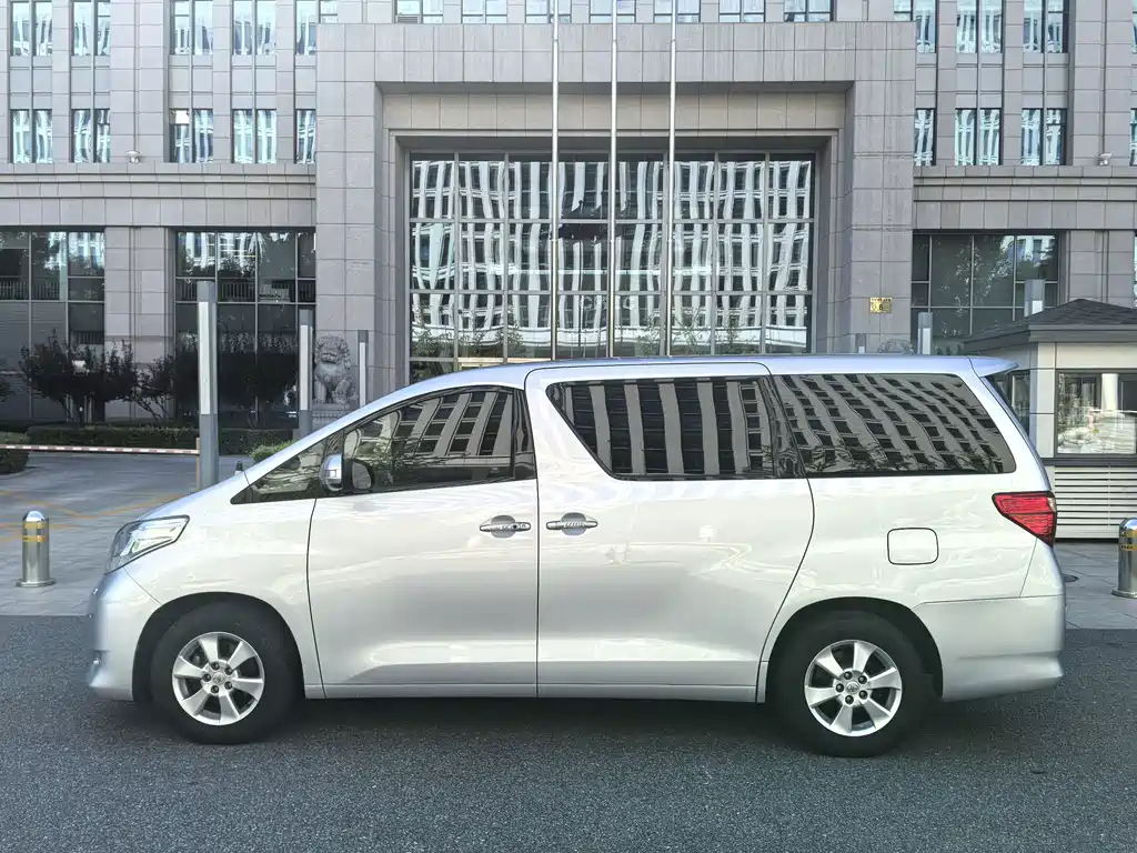Toyota Alphard — миниатюра 2