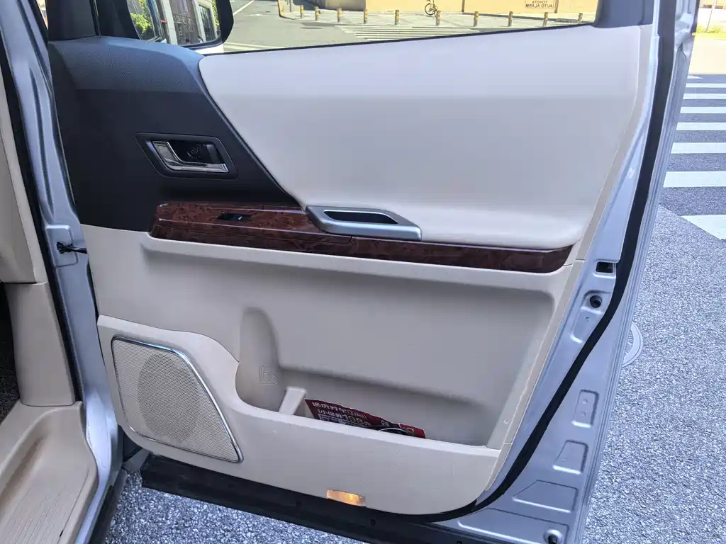 Toyota Alphard — миниатюра 12