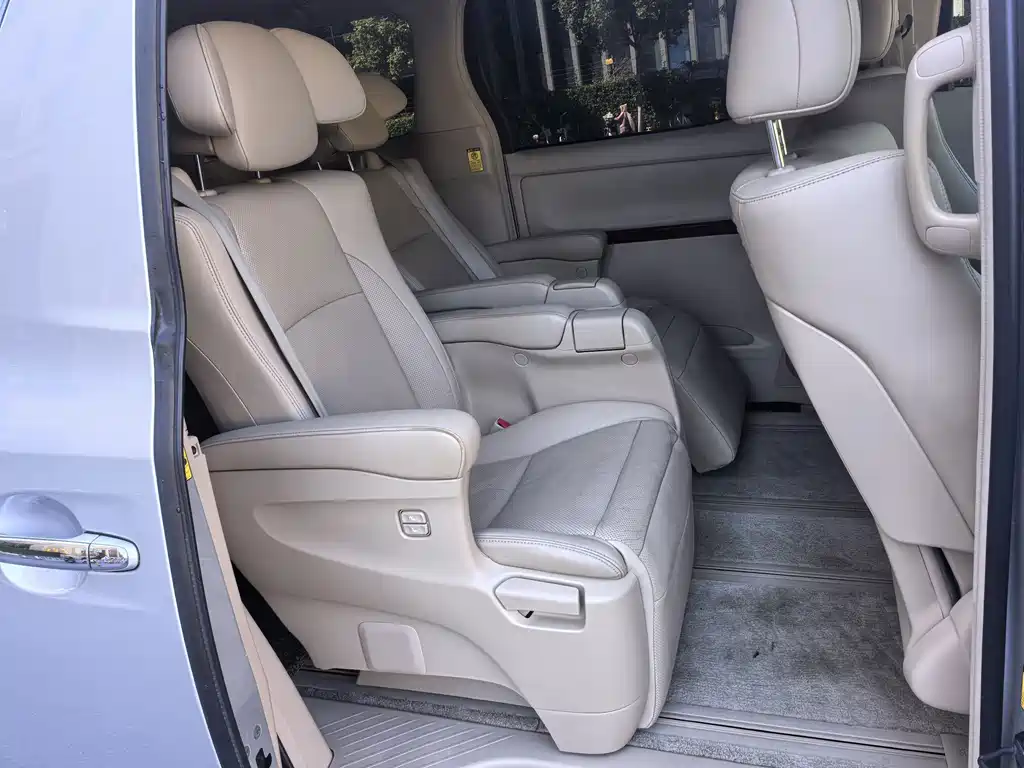 Toyota Alphard — миниатюра 17