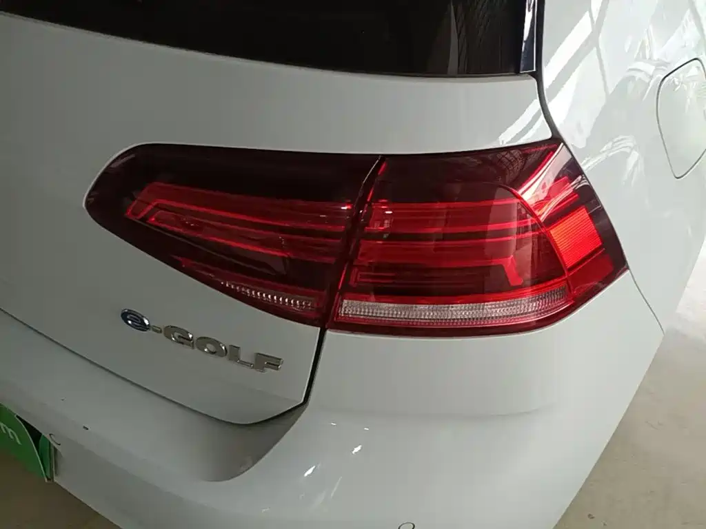 Volkswagen Golf EV — миниатюра 8