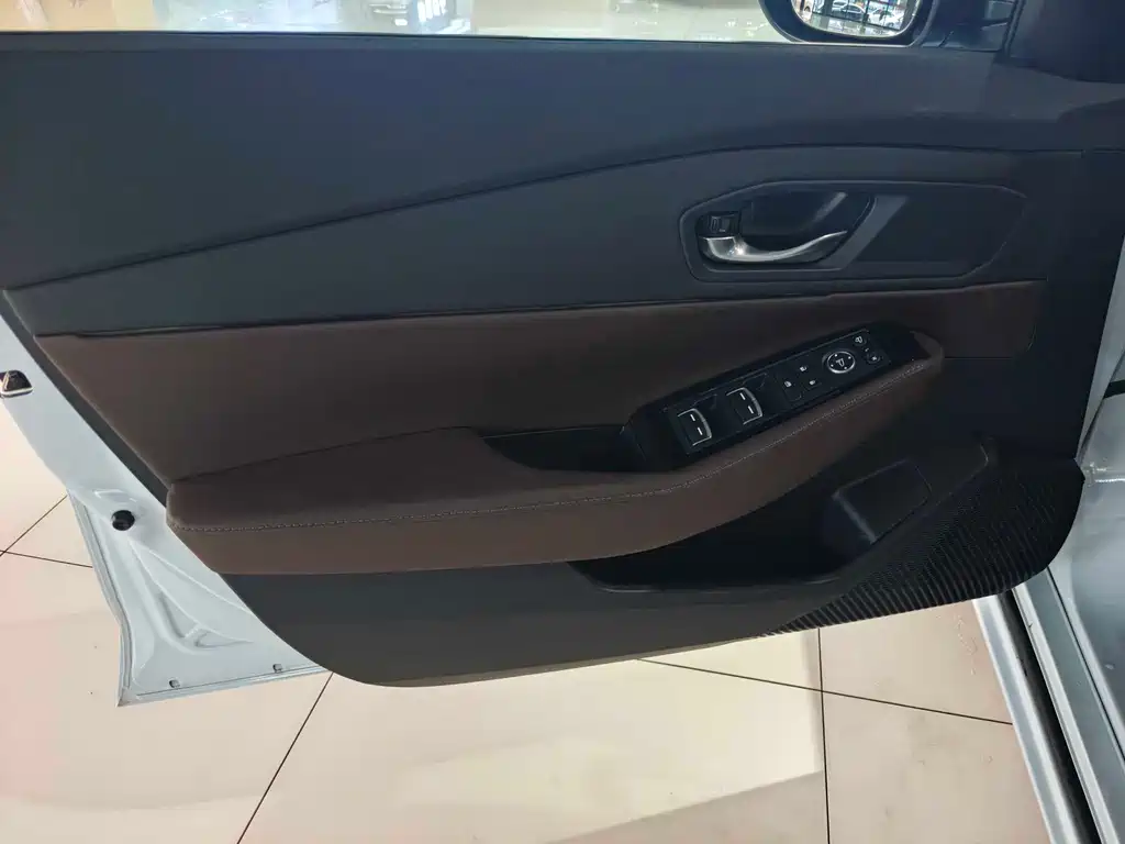 Honda Inspire PHEV — миниатюра 10