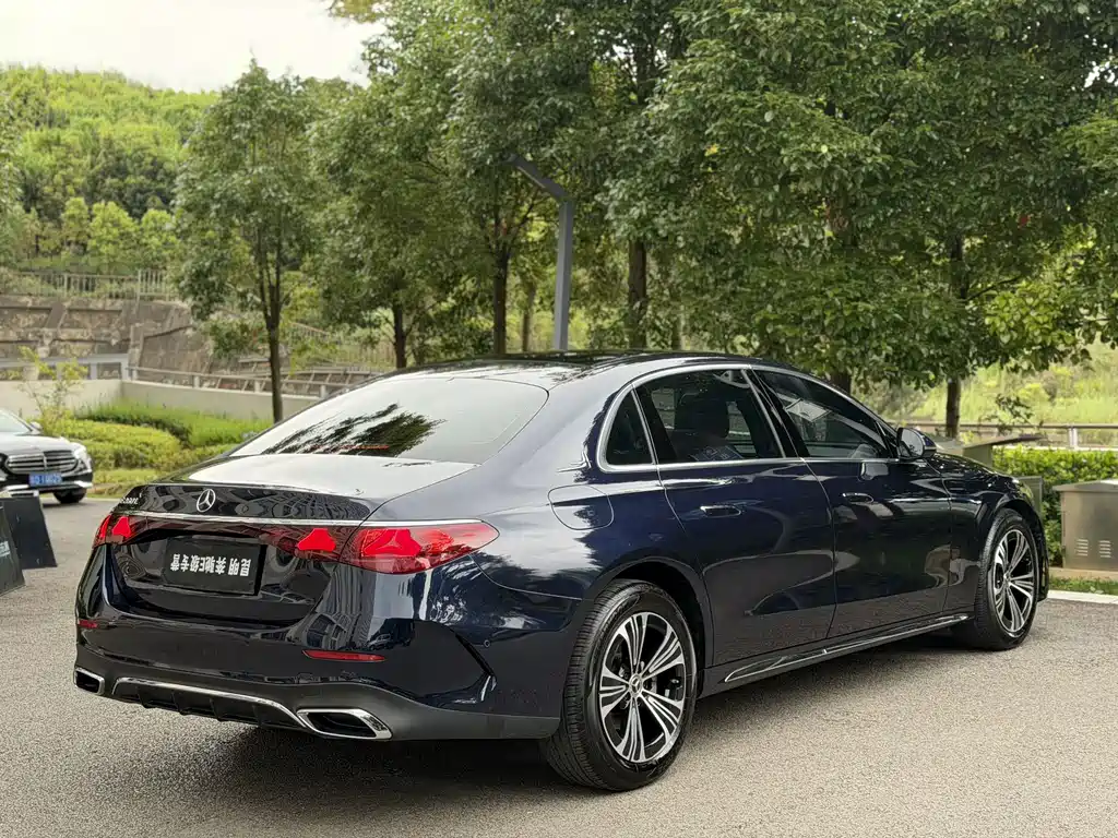 Mercedes-Benz E-Class — миниатюра 7