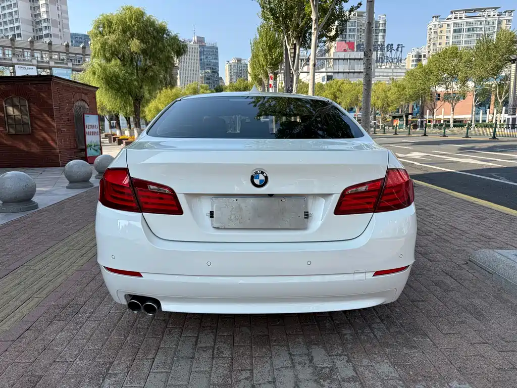 BMW 5 Series — миниатюра 6
