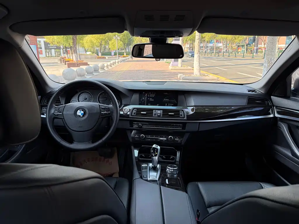 BMW 5 Series — миниатюра 13