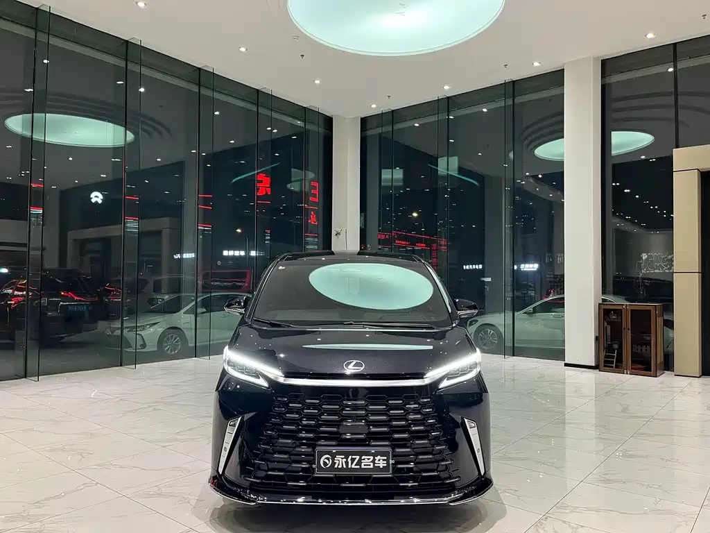 Lexus LM 2025