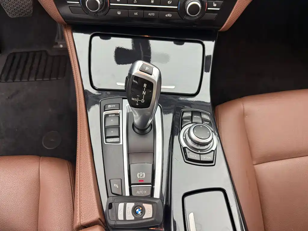 BMW 5 Series — миниатюра 13