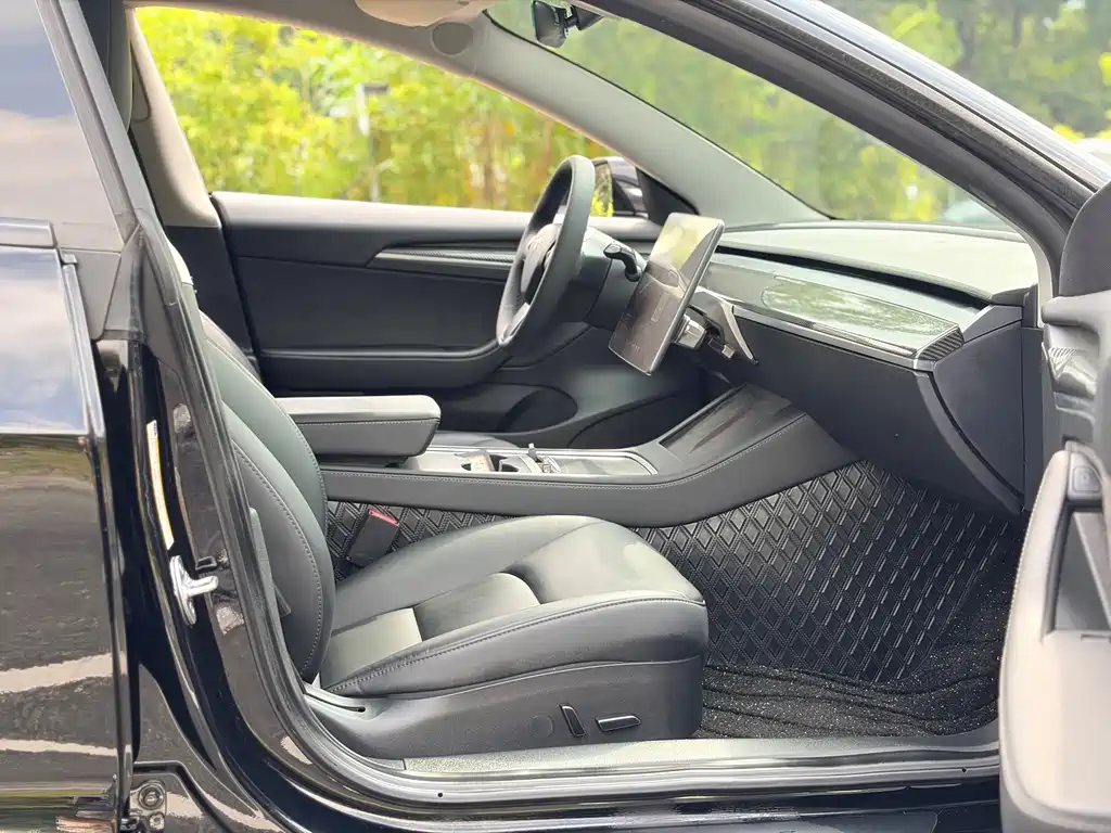 Tesla Model 3 — миниатюра 10