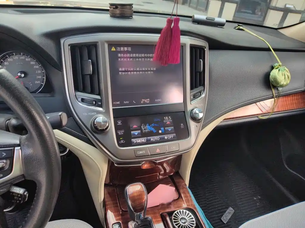 Toyota Crown — миниатюра 6