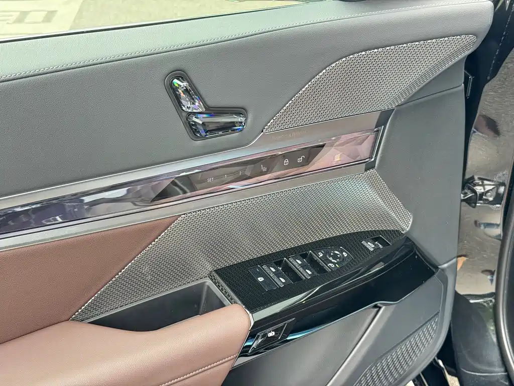 BMW 7 Series — миниатюра 14