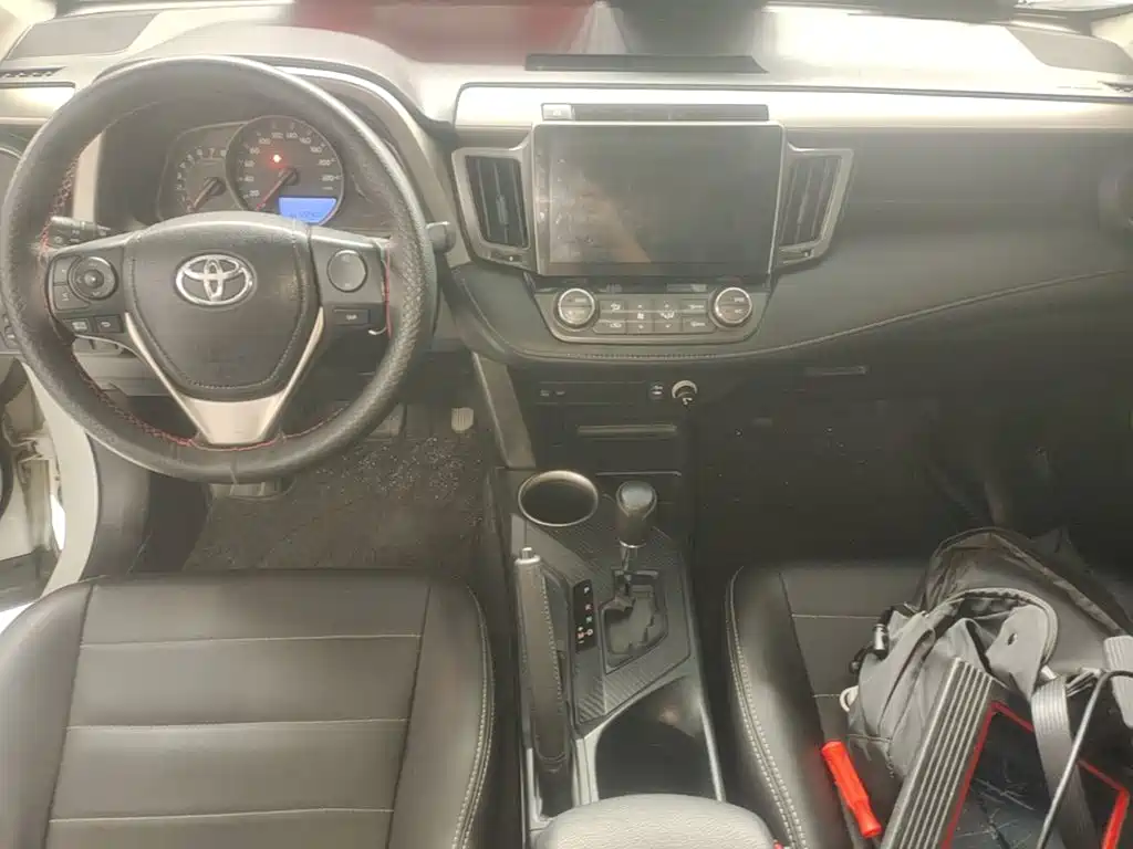 Toyota RAV4 — миниатюра 10