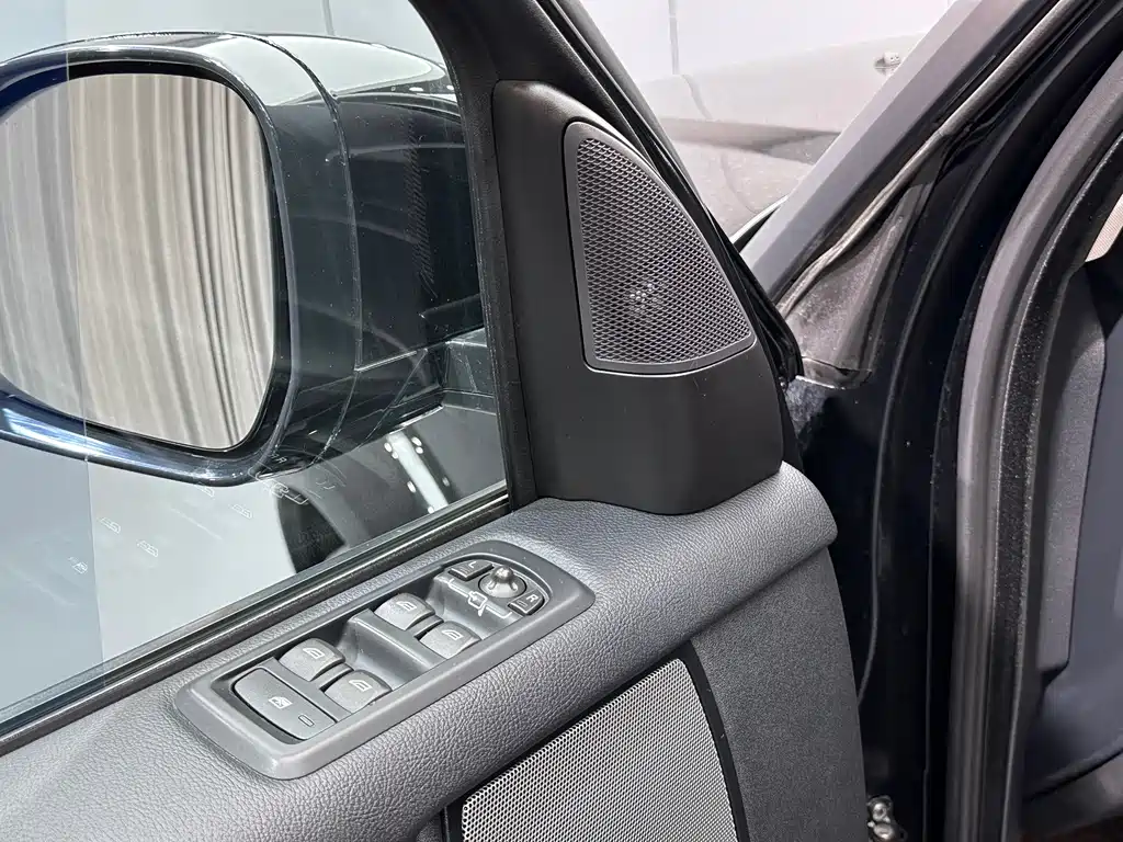 Land Rover Discovery — миниатюра 7