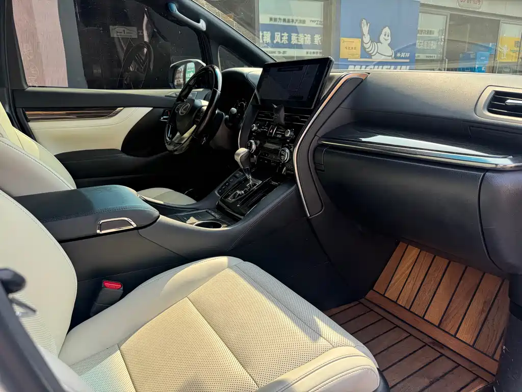 Lexus LM — миниатюра 13
