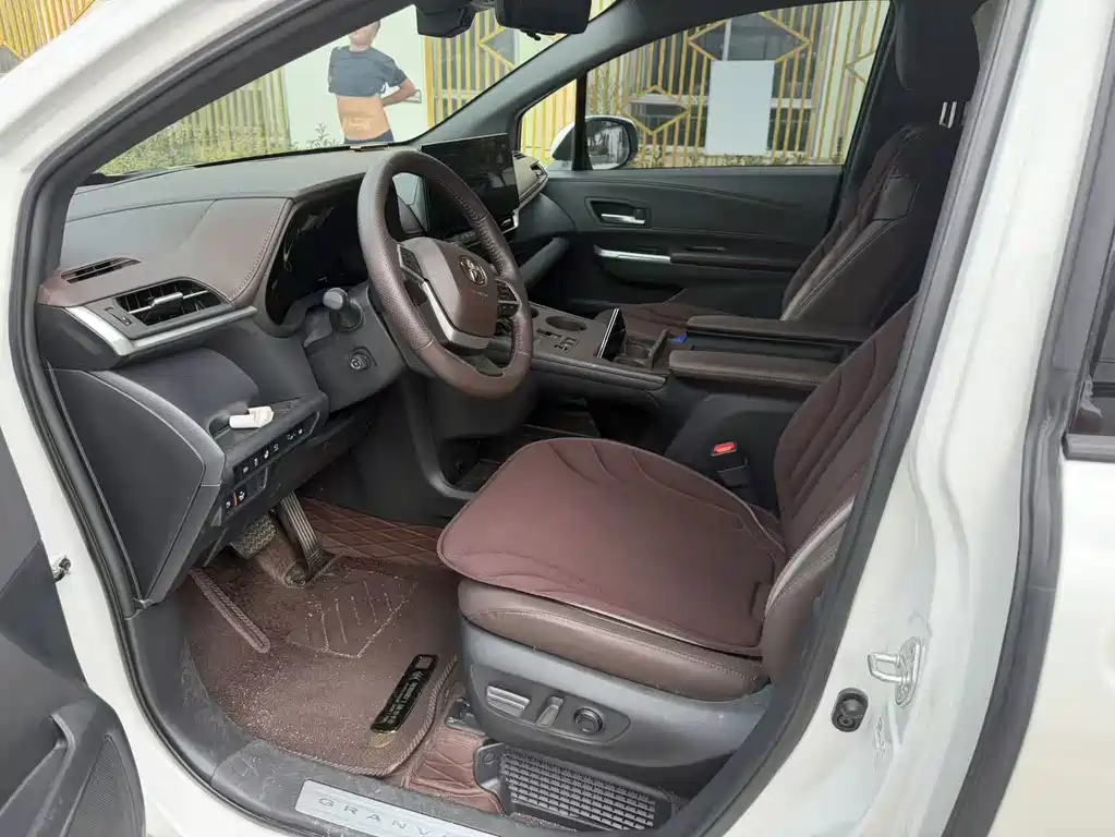 Toyota Granvia — миниатюра 7