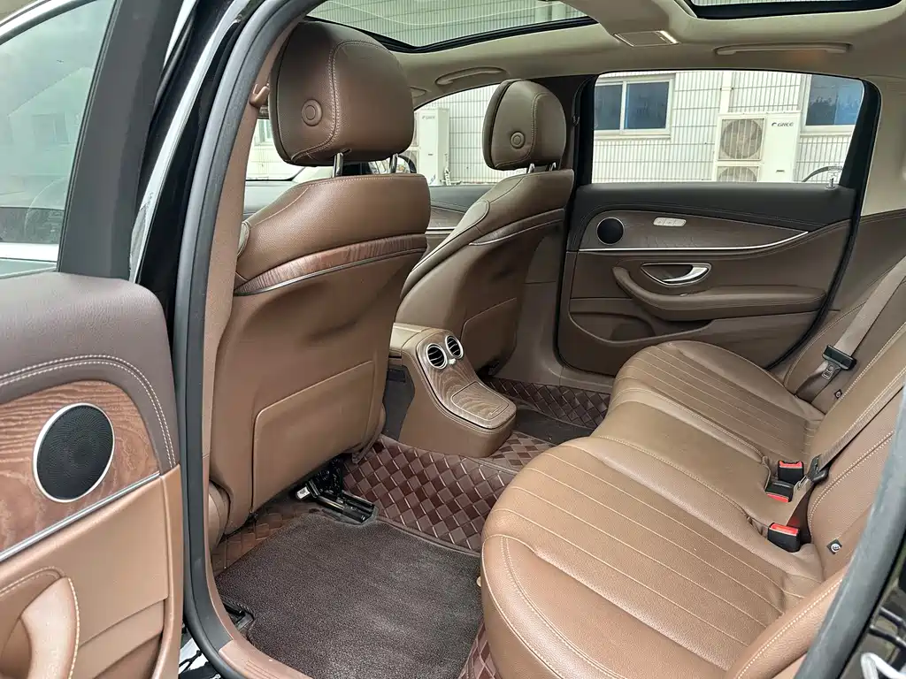 Mercedes-Benz E-Class — миниатюра 7