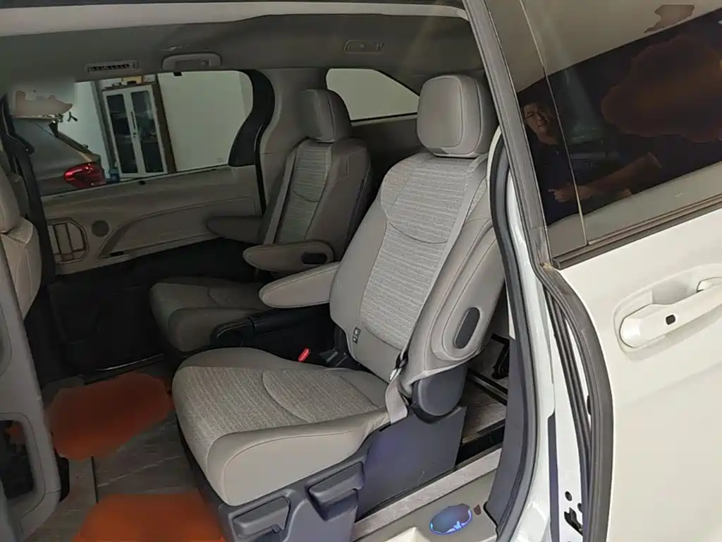 Toyota Sienna — миниатюра 17