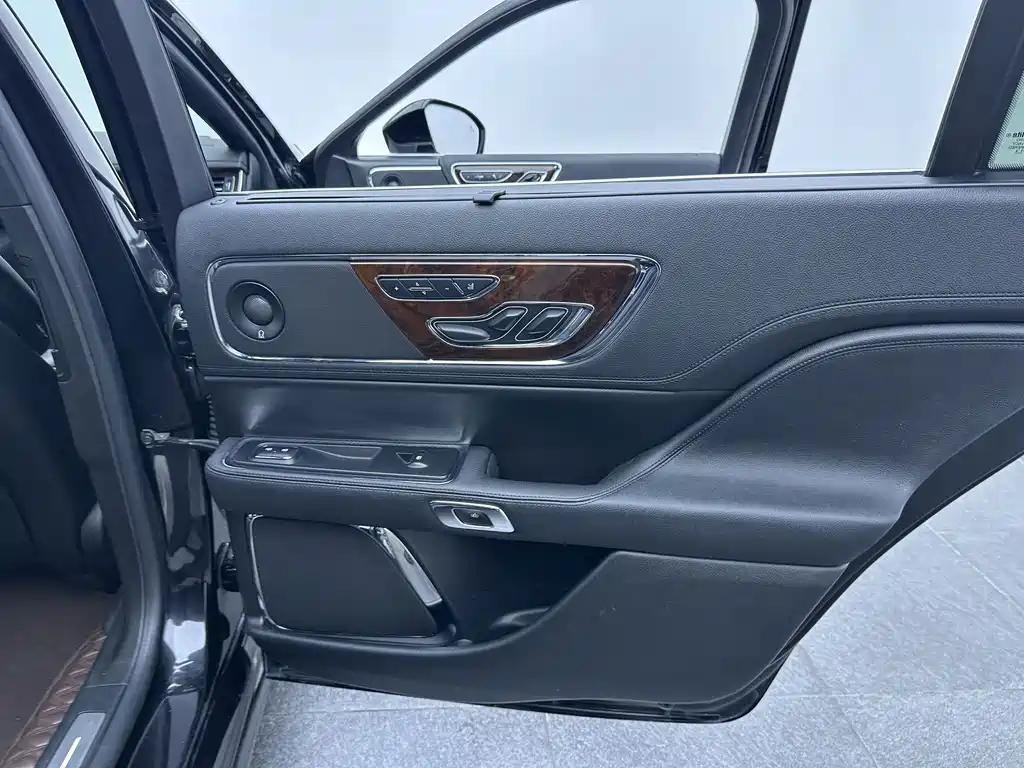 Lincoln Continental — миниатюра 18