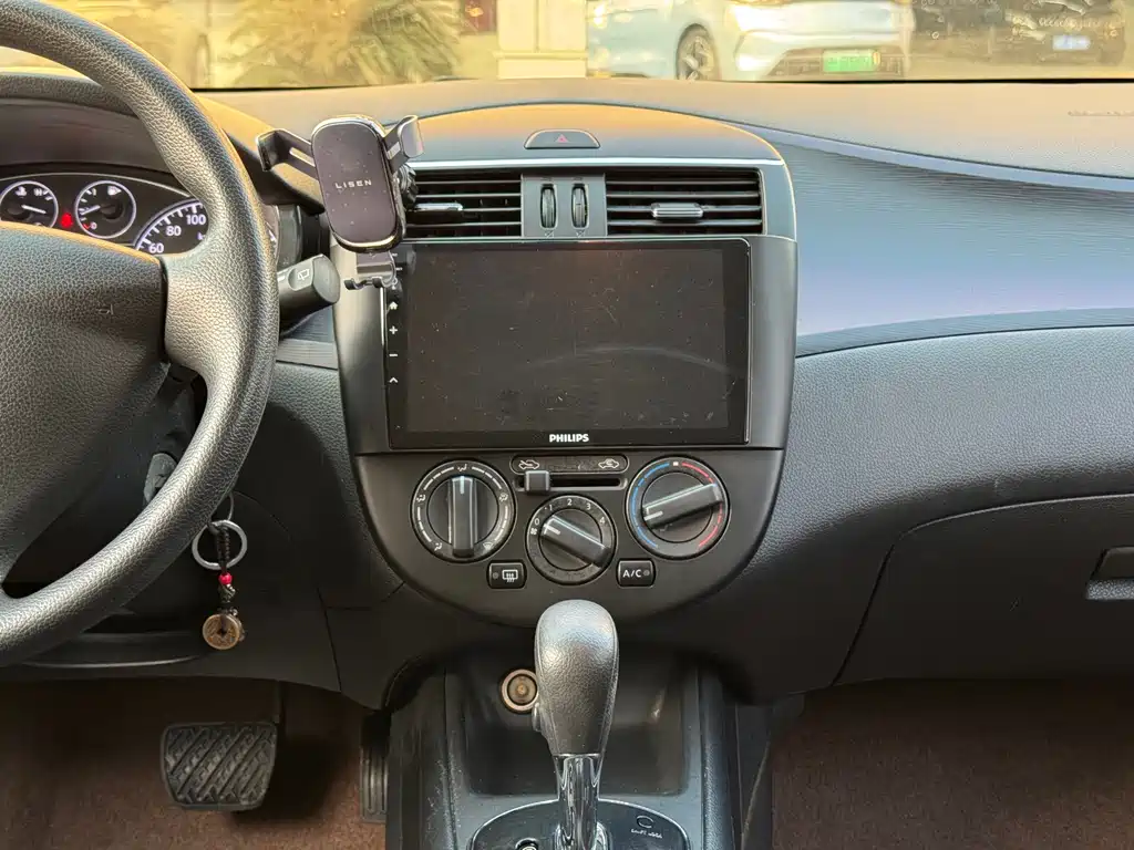 Nissan Tiida 2014 1.6L CVT Comfort