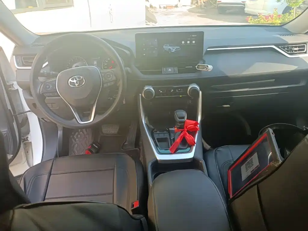 Toyota RAV4 — миниатюра 10